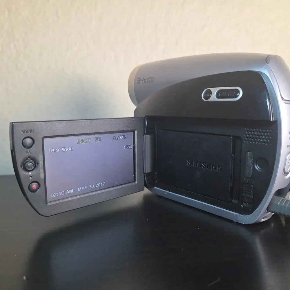 Samsung SC-D382 MiniDV Camcorder with 34x Optical Zoom + Charger & Battery